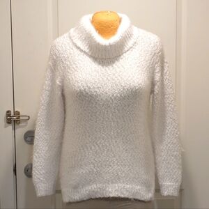 EUC Kenneth Cole Reaction M Super Soft Fuzzy White Knit Sweater